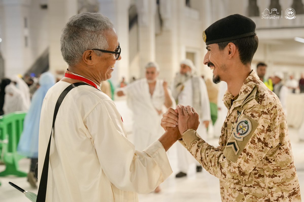 sanggovsa's tweet photo. خُدّام مخلصون لبيت الله الحرام.

#عدسة_الحرس 
#يسر_وطمأنينة https://t.co/rIzI9NJRtm