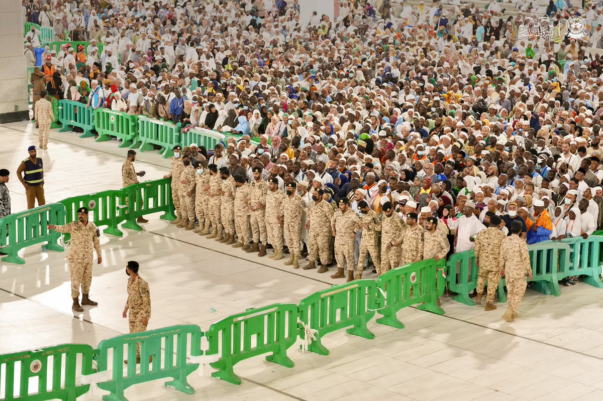 خُدّام مخلصون لبيت الله الحرام.

#عدسة_الحرس 
#يسر_وطمأنينة