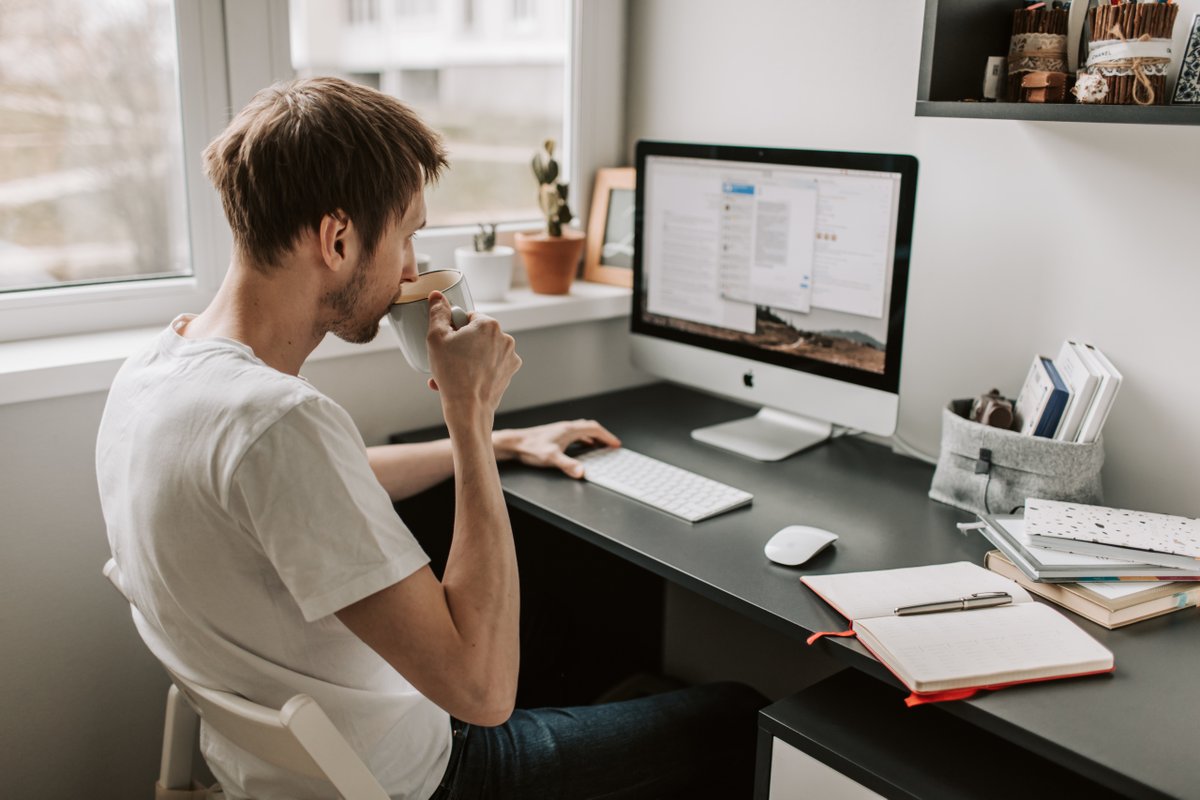 Legaliaec's tweet photo. 🏠📷 "Trabajo desde casa y no tengo tiempo para ir a un estudio jurídico." En @Legaliaec, utilizamos IA para agilizar la redacción de contratos, permitiéndote contratar nuestros y servicios y recibir tú contrato, desde la comodidad de tu hogar. https://t.co/mxwDlM6r4l