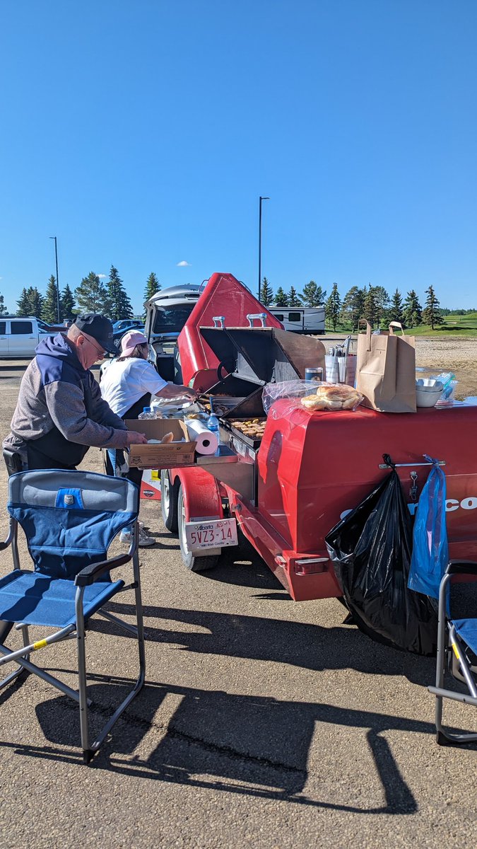 RDBobocel's tweet image. Another tough day at work for the @ECA_AB team...spending the day over the grill keeping hard working @IBEWLU424 members nourished as they enjoy a beautiful and well-deserved day of golf.
