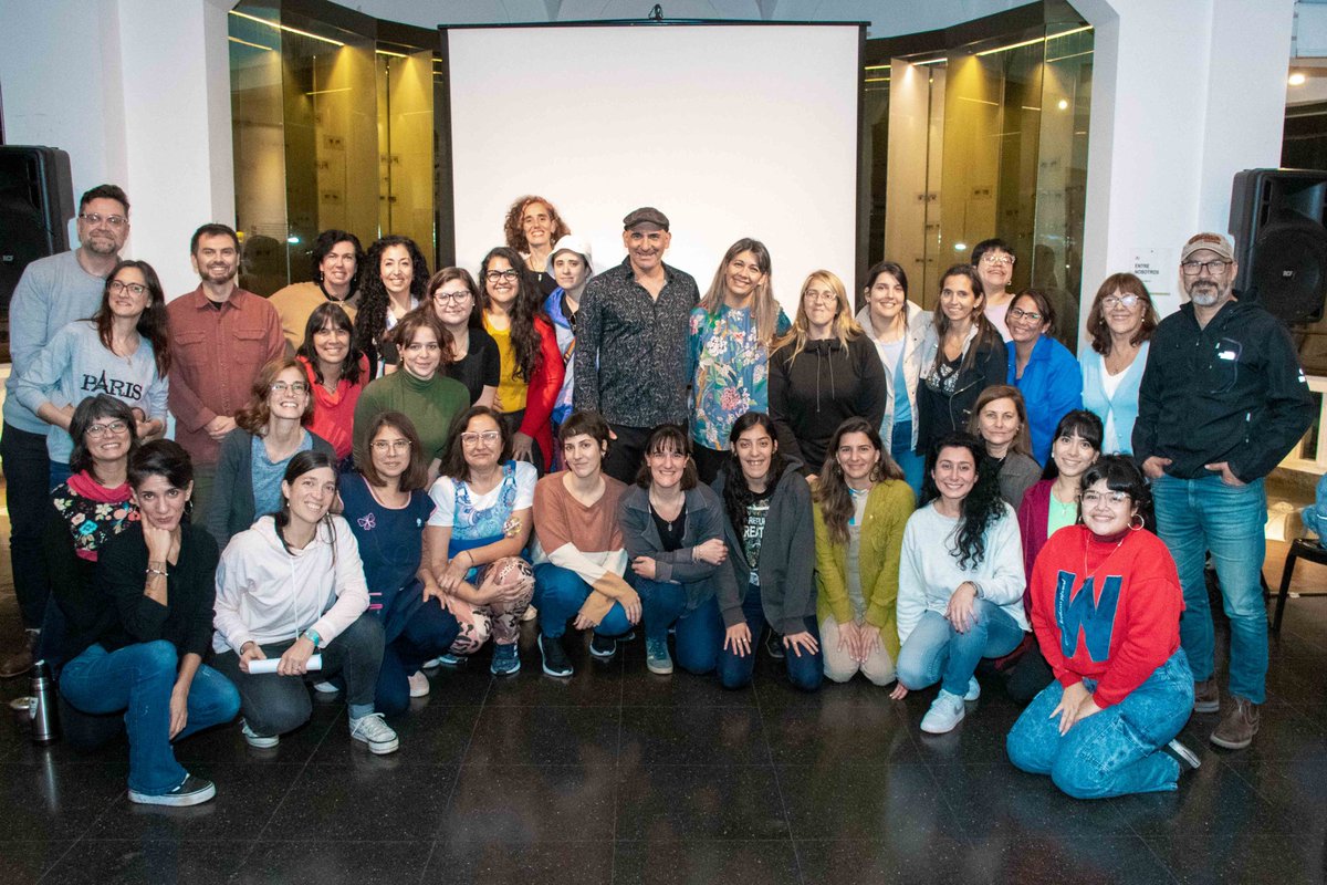 👩‍🏫 ¡Continúan las 𝗷𝗼𝗿𝗻𝗮𝗱𝗮𝘀 𝗱𝗲 𝗳𝗼𝗿𝗺𝗮𝗰𝗶𝗼́𝗻 𝗱𝗼𝗰𝗲𝗻𝘁𝗲!

Compartimos un poco de lo que fue 📚🗣️ “𝗘𝗹 𝗮𝗿𝘁𝗲 𝗱𝗲 𝗰𝗼𝗻𝘁𝗮𝗿 𝗰𝘂𝗲𝗻𝘁𝗼𝘀”, un taller teórico-práctico de narración oral a cargo del artista y narrador oral 𝗖𝗹𝗮𝘂𝗱𝗶𝗼 𝗟𝗲𝗱𝗲𝘀𝗺𝗮.