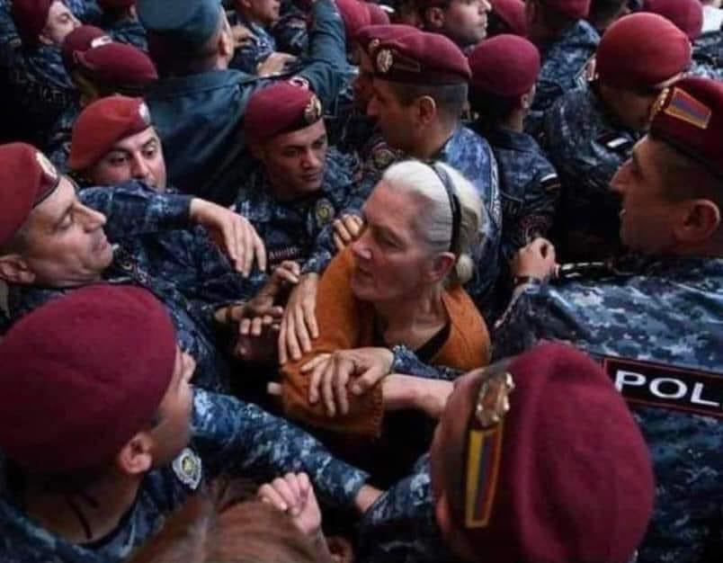 SarigJDLLM's tweet photo. @usembarmenia A flawed and irresponsible statement by @USAmbYerevan. Stop exporting police brutality to Armenia. https://t.co/T2Jv3ctvUM