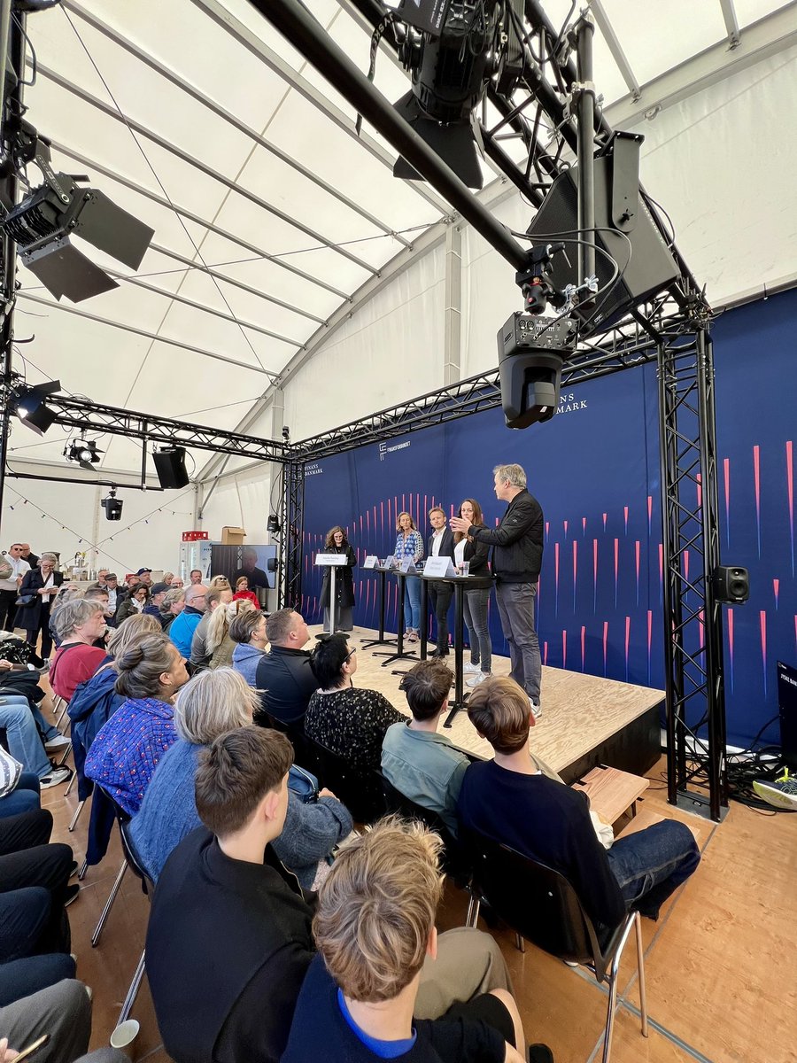 Første dag i Finansteltet veloverstået: AI i finans, Bankbossernes topmøde &amp; Temperaturen på boligmarkedet 🤖💰🏡 På gensyn i morgen, når vi åbner teltet med forsamlingshus om digital svindel - husk alle debatter kan følges live på nettet 🎞️ #fmdk #dkfinans