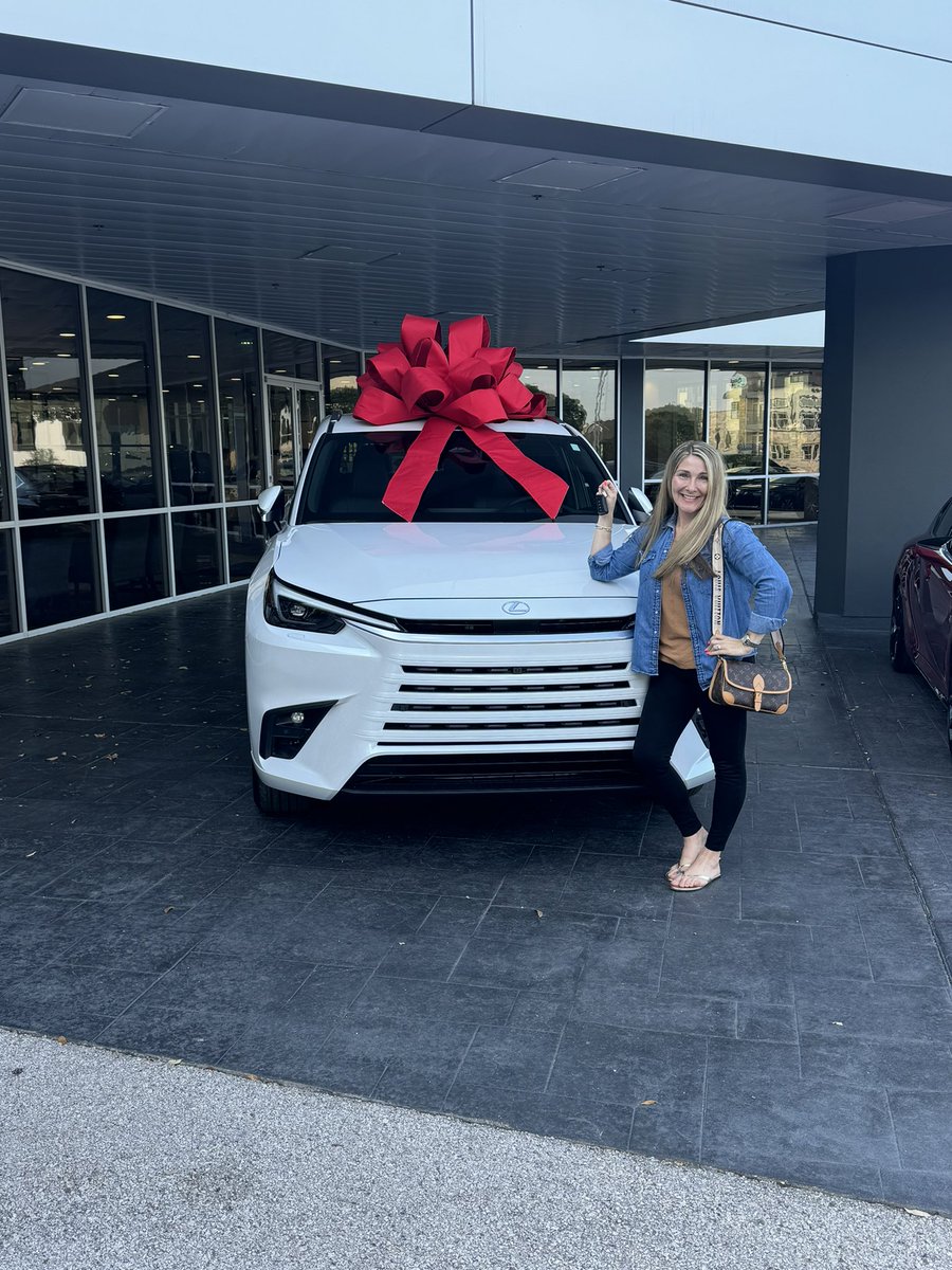 danielbratlie's tweet photo. Thank you @LexusOfAustin! The wife is thrilled with her new ride. #lexusTX https://t.co/a9M7D5A1Oo