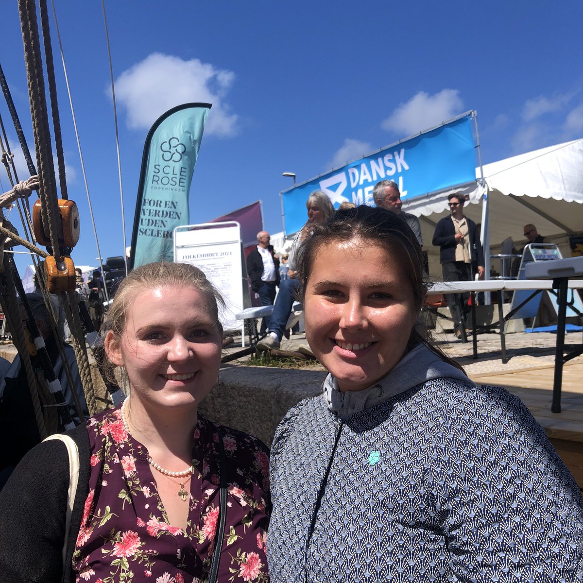 Tak til Jesper @SFdyhrberg, <a href="/LippertNanna/">Nanna Lippert</a>, Elias Binggeli og David Dam fra <a href="/SFpolitik/">SF</a> Ungdom for at lytte til Mathilde og Louises historie på vores sejlads på #fmdk og tage en snak om, hvordan vi bliver bedre til at holde hånden under unge #pårørende #sundpol