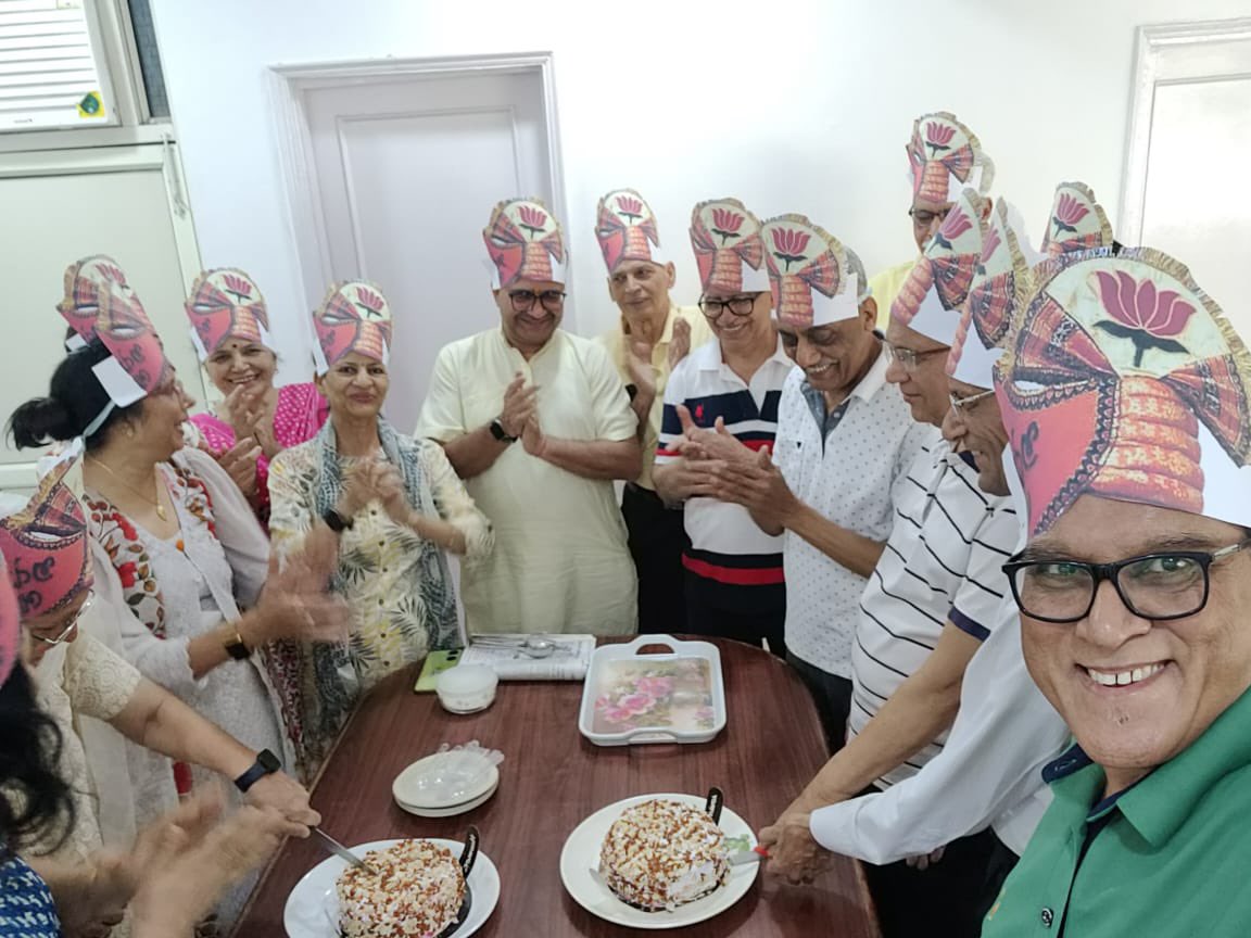 PointSapra's tweet photo. Celebrating BJP'S victory at Sr citizen club of our society. नोयडा में सीनियर सिटीज़न भाजपा की जित का जश्न मनाते हुये https://t.co/3HQs8mEIew