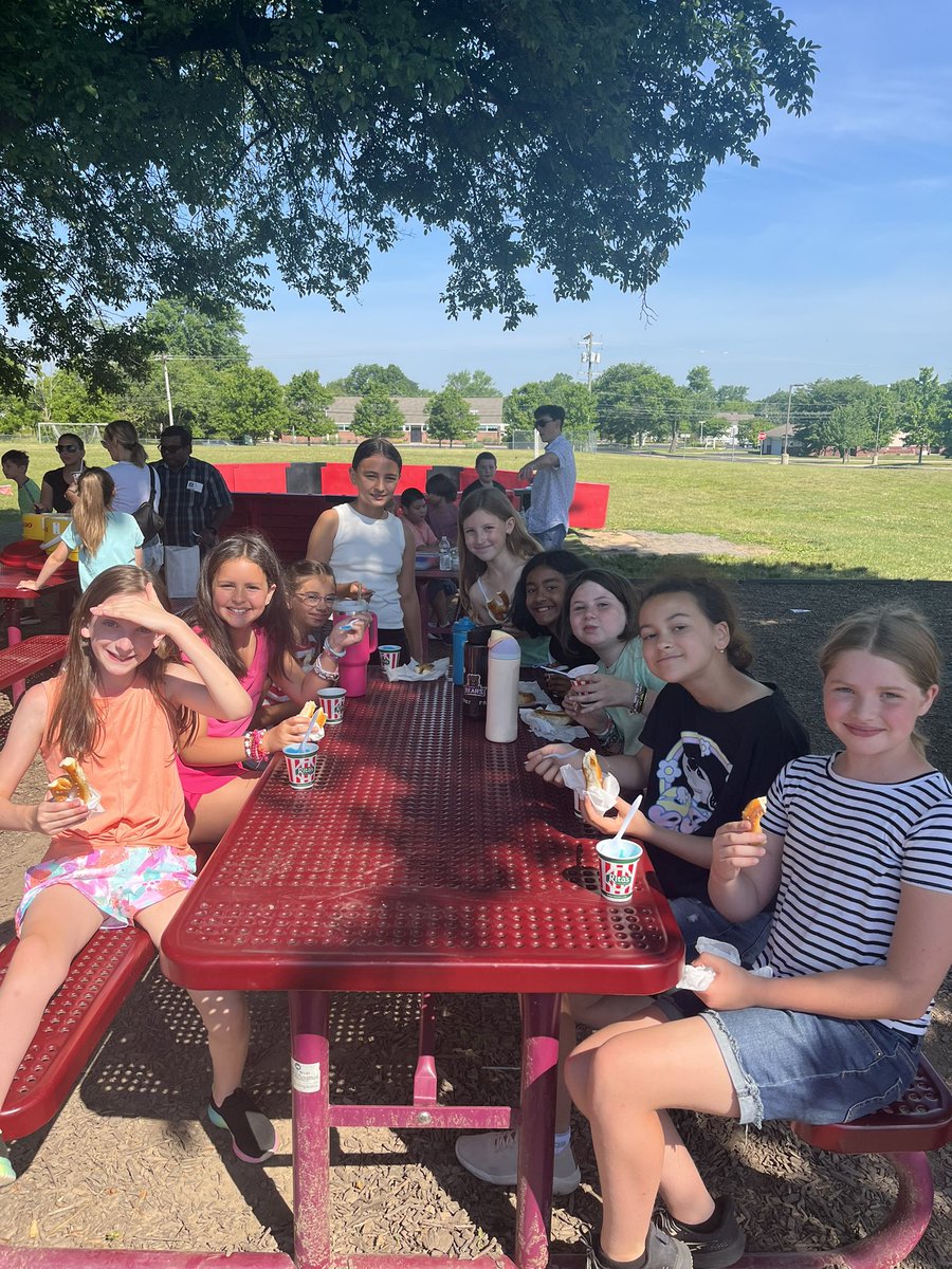4V end of the year party ☀️