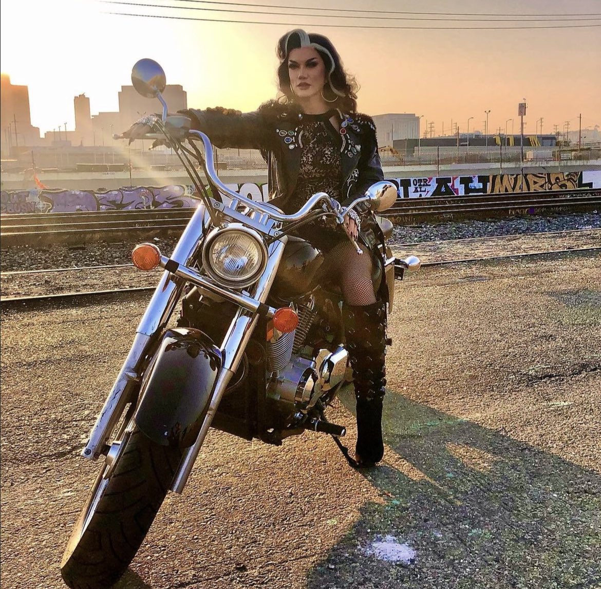 Manila Luzon looks fabulous for KingQueen’s new music video, ‘That’s Why She’s Hot’.