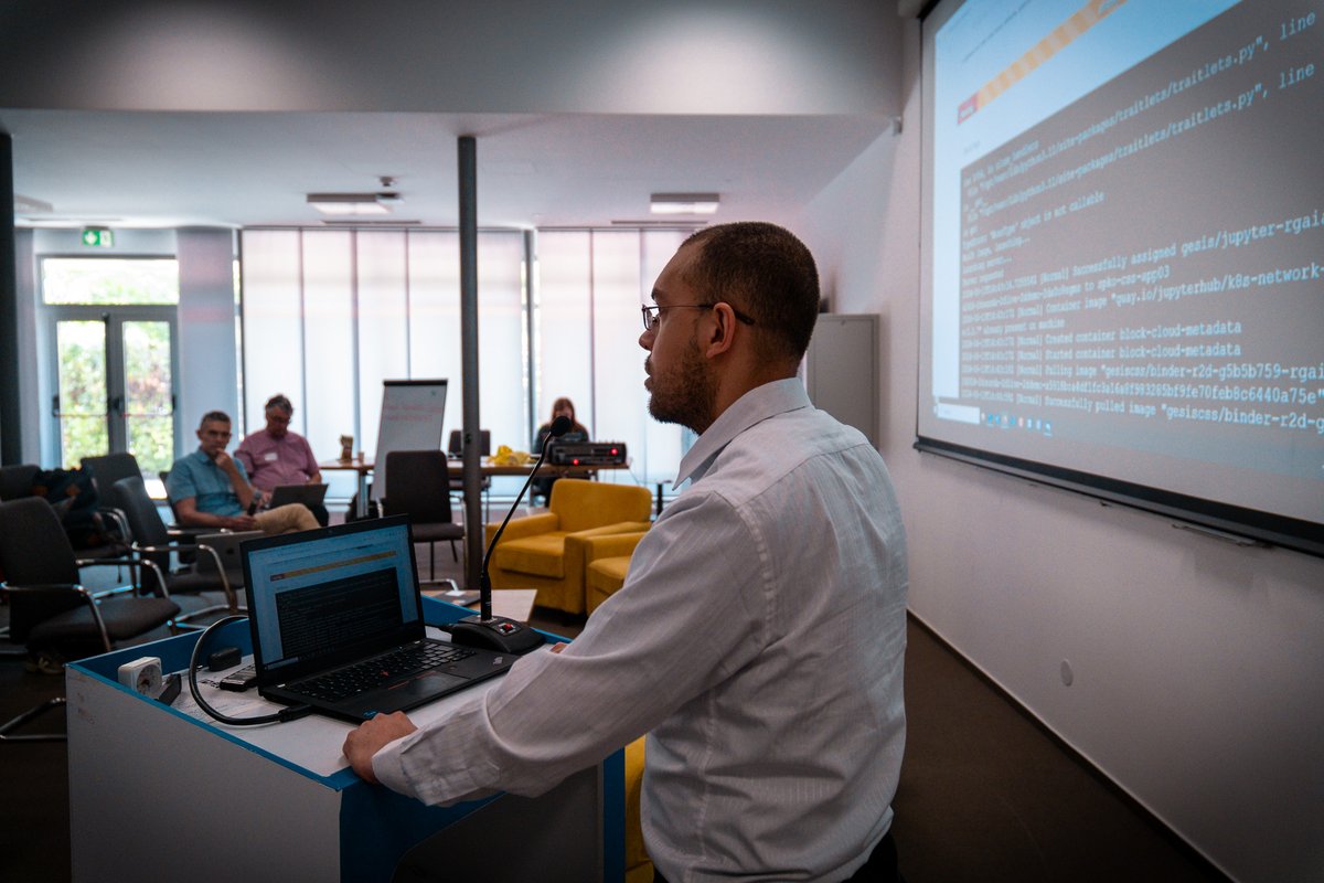 (🧵2/3) The workshop focused on the practical applications of #MyBinder and #JupyterHub, demonstrating how these platforms can be used to create interactive and #reproducible research environments.