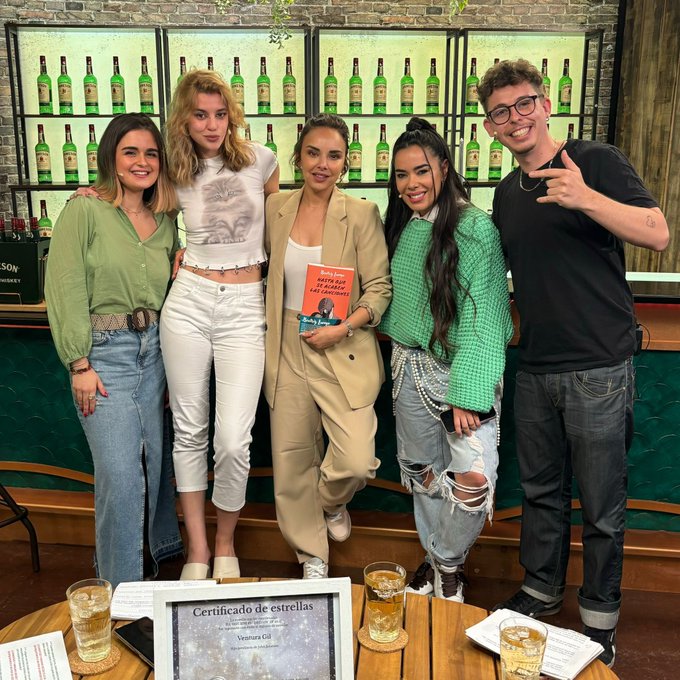Chenoa_arg's tweet photo. YA DISPONIBLE nuevo episodio de #TMES #Tomatelomenosenserio
Hoy con la visita de Beatriz Luengo.
https://t.co/88e15ZlCZn https://t.co/GLVn1DCeok