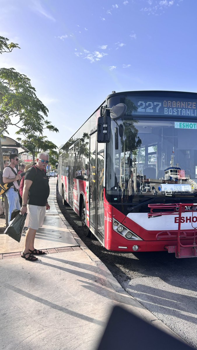 Hergün ağrıza yapan 821 nolu mavişehir hat otobüsü  çözüm  yok!!! aynı hatta çalışan 227 hattı saatini bekliyor . bostanlı aosb arası hat 50 dk bir çalışıyor🤷‍♀️50 derece sıcaklıkta dışarıda yolcuları bekletmeye halkınız yok <a href="/drcemiltugay/">Dr. Cemil Tugay</a> <a href="/izmirhim/">İzmir HİM</a> <a href="/eshotgm/">ESHOT Genel Müdürlüğü</a> <a href="/karsiyaka_bel/">Karşıyaka Belediyesi</a> @
