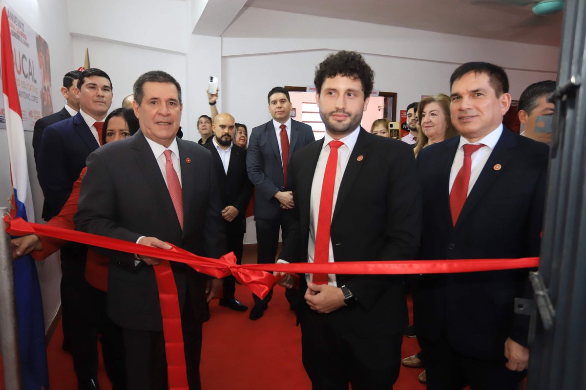 ANRParaguay's tweet image. El presidente Horacio Cartes inauguró el espacio Educal-Anr en la seccional 17 de Capital. Es el Educal-Anr número 8 habilitado y próximamente habrán más espacios en distintos seccionales del país.