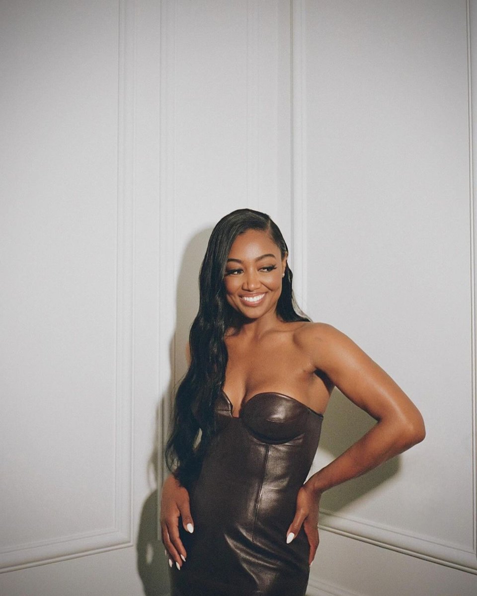 IceCreamConvos's tweet photo. LORDT! "Raising Kanan" star Patina Miller be fine as frog hair on the days of the week that end in "Y!" 🤩🖤🍦

#PatinaMiller #RaisingKanan #ThursBae #IceCreamConvos https://t.co/mGNGHEXvQU