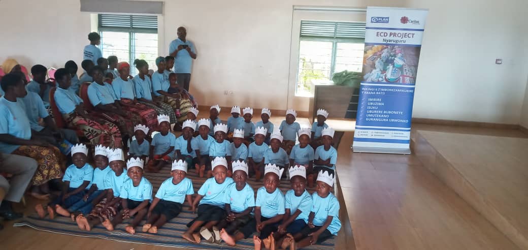 CaritasRwanda's tweet photo. Today, 40 children from @NyaruguruDistr completed the home-based ECD program facilitated by @CaritasRwanda under the #ECD_Project, with assistance from @PlanRwanda. This graduation ceremony signifies the culmination of their School Readiness journey, one of the 6 pillars of ECD. https://t.co/nMNZQI6MjK