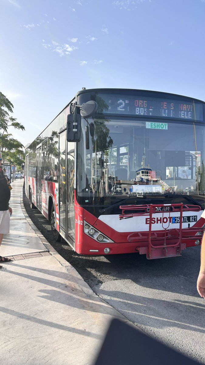 Hergün ağrıza yapan 821 nolu mavişehir hat otobüsü  çözüm  yok!!! aynı hatta çalışan 227 hattı saatini bekliyor . bostanlı aosb arası hat 50 dk bir çalışıyor🤷‍♀️50 derece sıcaklıkta dışarıda yolcuları bekletmeye halkınız yok <a href="/drcemiltugay/">Dr. Cemil Tugay</a> <a href="/izmirhim/">İzmir HİM</a> <a href="/eshotgm/">ESHOT Genel Müdürlüğü</a> <a href="/TurgayBozoglu_/">Dr. Turgay Bozoğlu</a>
