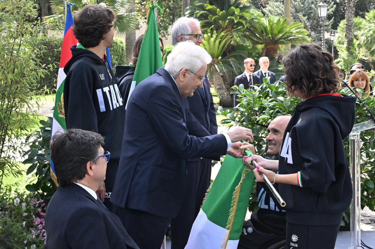 Il Presidente Mattarella consegna la bandiera agli alfieri paralimpici Sabatini e Mazzone

🗣️ "Il vostro comportamento onorerà l’Italia"

🔗 Leggi la notizia completa
comitatoparalimpico.it/comunicazione/…