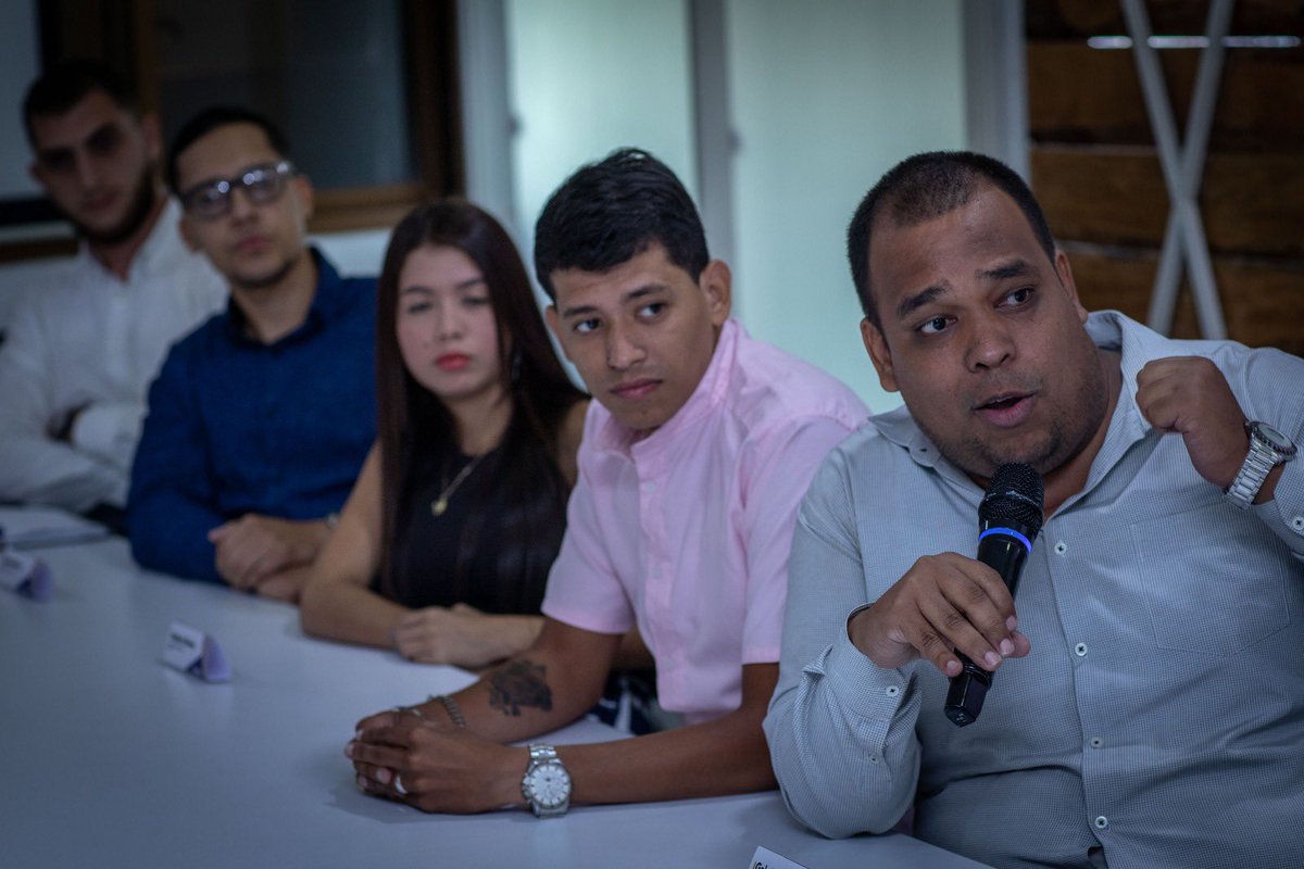 EdmundoGU's tweet photo. Hemos sostenido reuniones con varios jóvenes líderes venezolanos y he observado el gran talento que hay en ellos. Hemos escuchado sus problemas, pero también sus soluciones y propuestas. Hoy están trabajando arduamente para lograr el triunfo del 28 de julio. Saben que esta es una gran oportunidad para construir sus sueños aquí y no en otro lugar. ¡El futuro que vamos a construir juntos es prometedor!