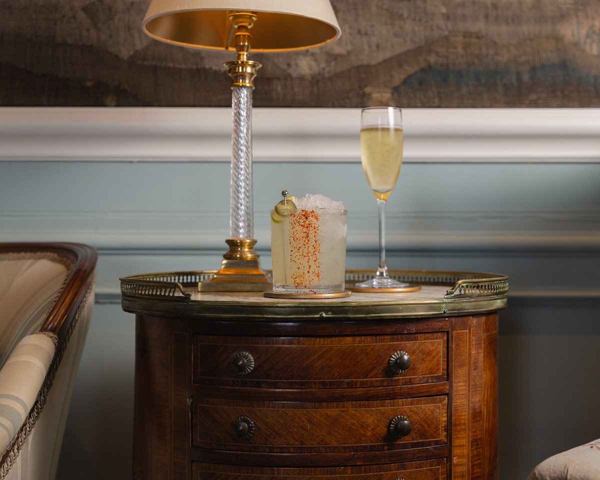 Kinross_House's tweet photo. Indulge in the perfect blend of relaxation and luxury while sipping on a refreshing cocktail in the stunning surroundings of the Garden Room. ✨️

The perfect sanctuary for those seeking a peaceful escape. 🏰

https://t.co/jbdNV4xC0u https://t.co/f9ELUYubCo