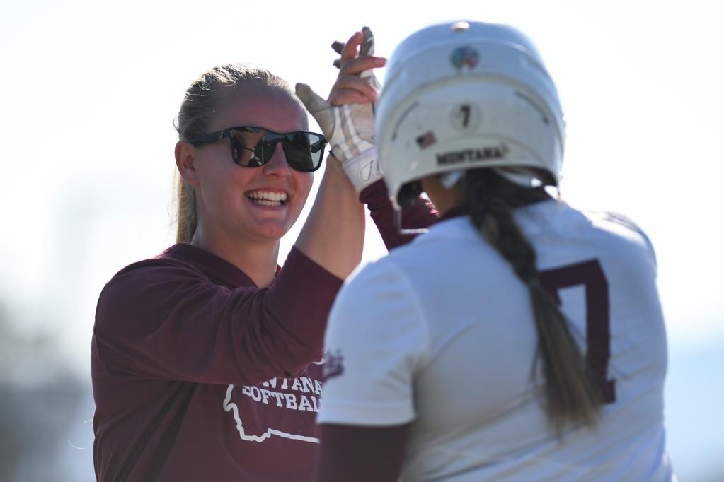𝙒𝙚 𝙟𝙪𝙨𝙩 𝙜𝙤𝙩 𝙗𝙚𝙩𝙩𝙚𝙧😎 

Sam Woodley joins Englehorn’s staff to lead the defense for Jacket Softball. 

Welcome to the Hills, Coach Woodley!