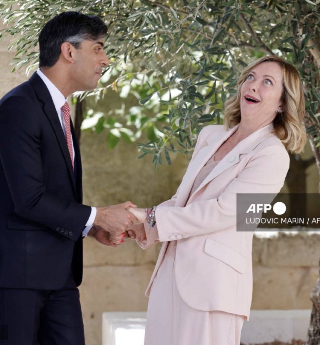 ilpolitico_web's tweet image. Quando #Sunak cerca di spiegare il curry autentico ma #Meloni preferisce la carbonara.

#G7