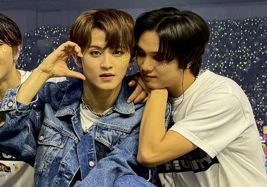 haechan feels safest in mark’s shoulder 🥹🫂