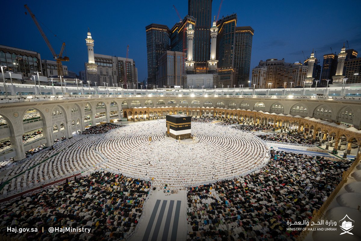 في أبهى صورة، تلاقت صفوفهم وقلوبهم، في حمى البيت العتيق.

#لا_حج_بلا_تصريح
#حج_1445هـ
#يسر_وطمأنينة