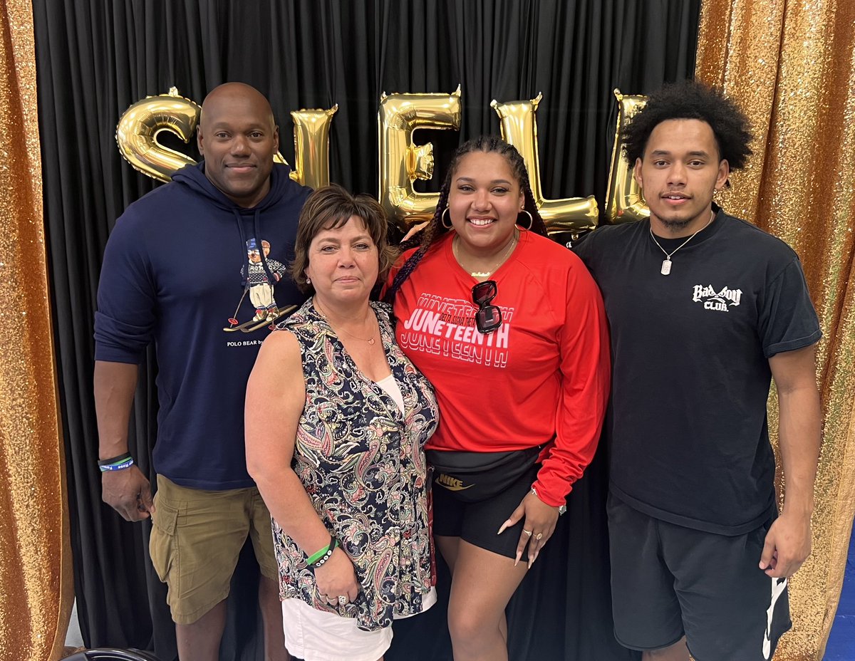 Happy Birthday to the wife😘🎉🎂🥳🎈🎊🎁 #MsCloresia #MamaSnell <a href="/reeeeeupppppp/">Coach Snell 2.0</a> <a href="/thetriggatra/">tra snell</a> <a href="/auntie_snell/">KyShonda Snell</a> #TN4G