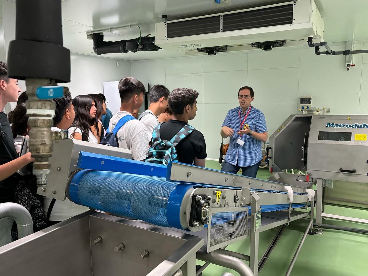 L’alumnat de 2n d’ESO ha pogut fer una visita per les instal·lacions del Fruitcentre, ha entrat i experimentat als laboratoris de cultius in vitro i ha acabat la trobada amb una introducció als principals projectes de recerca de l'IRTA.