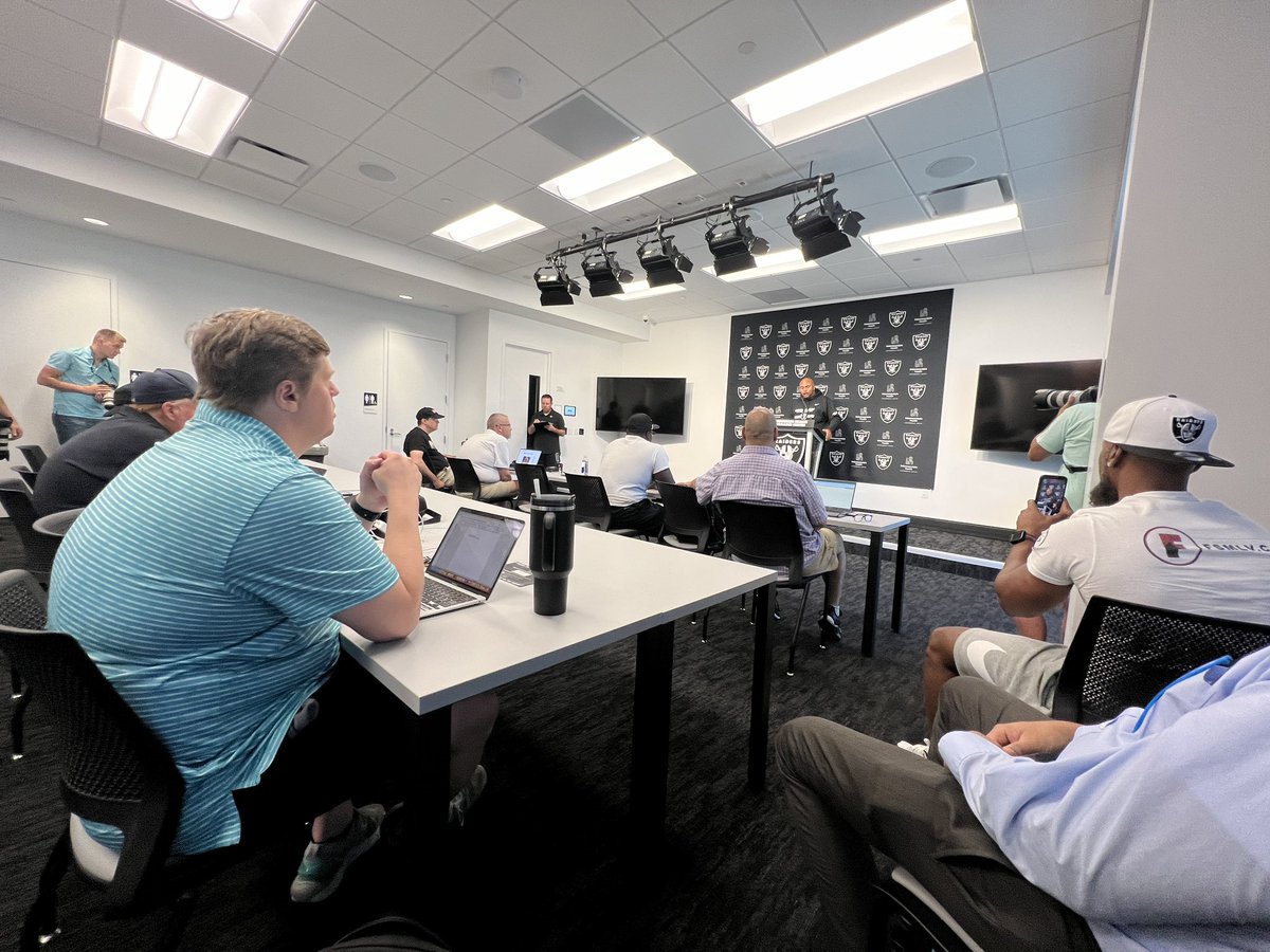 Antonio Pierce habló de la competencia entre los QB de los #Raiders y contó que la competencia se ha trasladado a cada posición haciendo que el nivel del equipo crezca. Nadie tiene el puesto seguro y la pretemporada determinará el comienzo.

Reporte 📺6PM en <a href="/UnivisionNevada/">Univision Nevada</a>