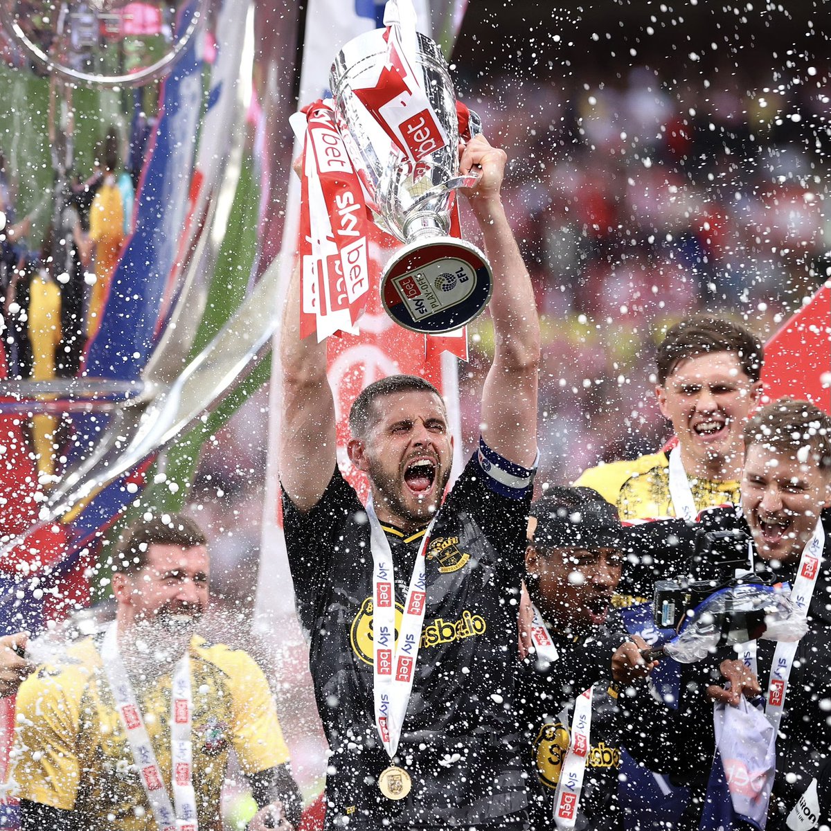 secondtierpod's tweet photo. Your team win promotion from the Championship via the Play-offs 🙌

OR

England win the Euros 🏴󠁧󠁢󠁥󠁮󠁧󠁿

What are you choosing? 👀 https://t.co/MkfIKRv6fB