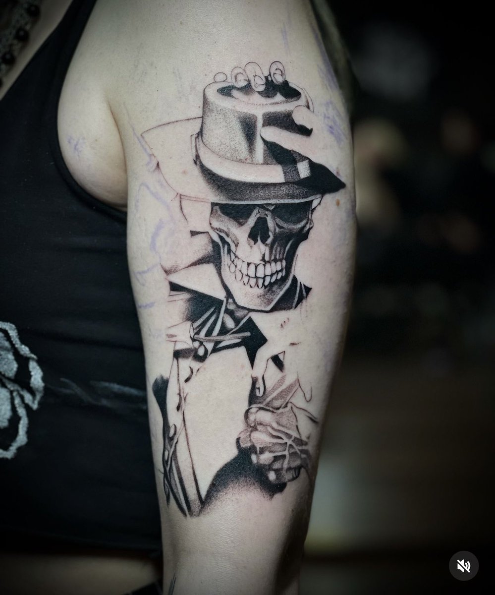 roo_tattoos's tweet photo. I finally got my @DerekLandy Skulduggery Pleasant tattoo started today!! 🖤 So in love with it and I can’t wait to add more! When it’s finished, it’ll be the cover of Mortal Coil!

Tattoo by @ theprospektor at @ __immortal__art__ on Instagram https://t.co/dwVwIzeNMc