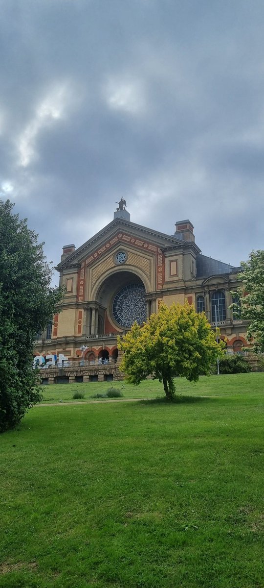 Have never seen a bad production of Tennedsee Williams, as I'm a sucker for southern gothic but star for me today was stylish decay of Ally Pally theatre. #GlassMenagerie #AllyPally