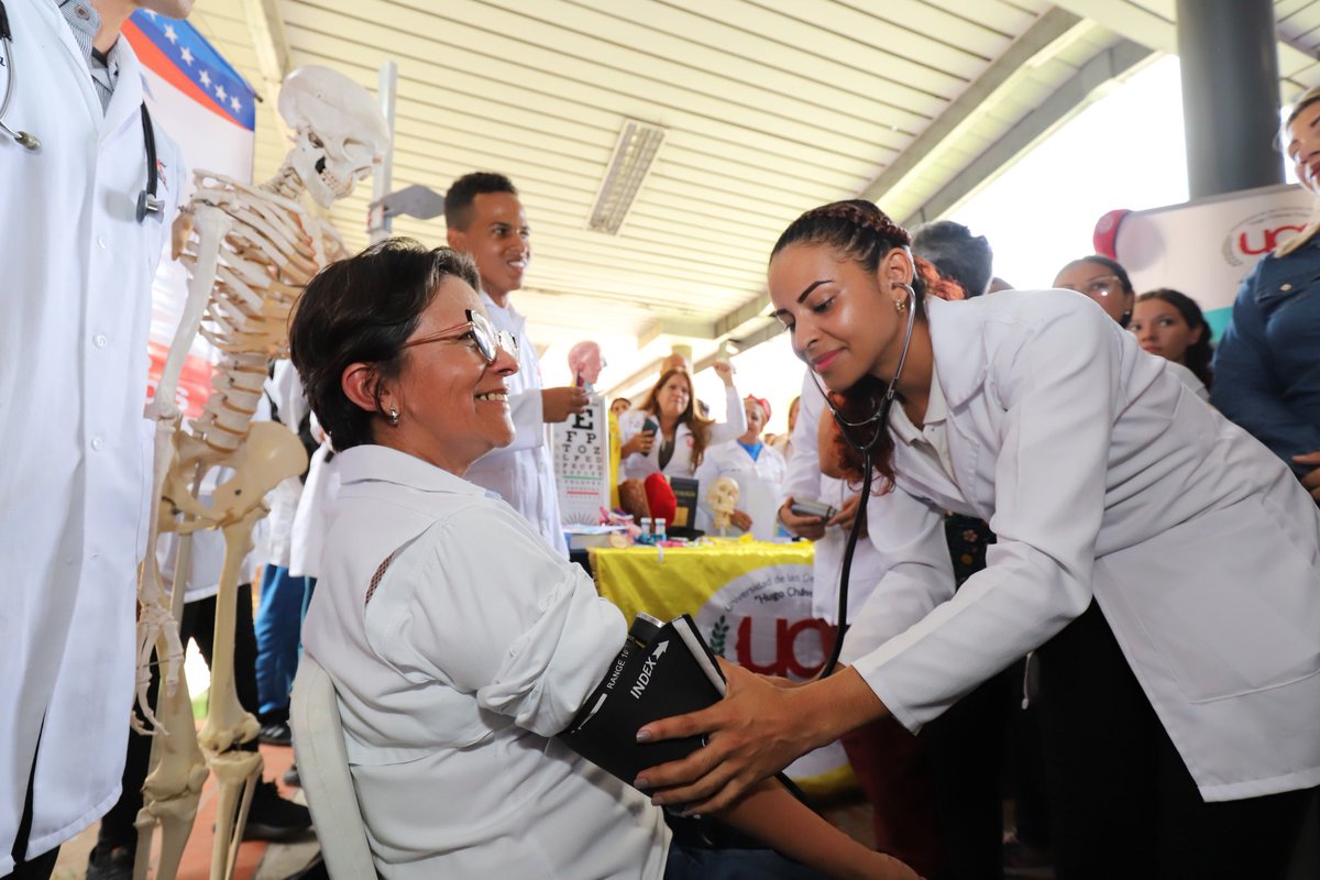 CeguMonagas's tweet photo. Seguimos comprometidos en apoyar a los nuevos bachilleres en la elección de sus carreras, vinculadas al desarrollo macro-económico de nuestra nación. ¡Visítanos en la Feria de Oportunidades de Estudios #SNI2024 y descubre todas las opciones que tenemos para ti!
#PuebloEnLasRedes https://t.co/oqtedV2Xm2