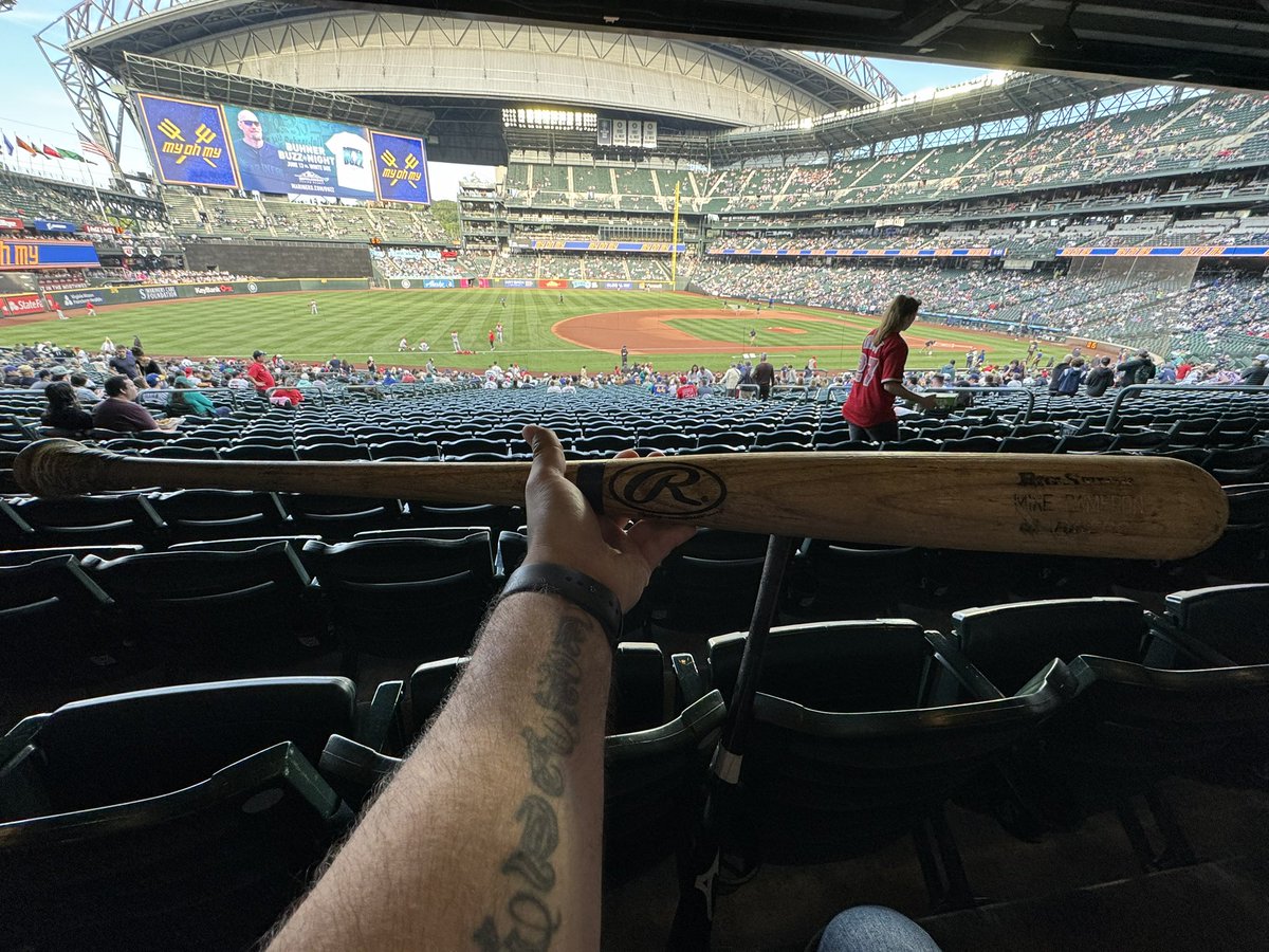MarioRice82's tweet photo. Still pumped about picking up this @_mcameron44 bat at last nights M’s game!!! 😁😎😎😎 https://t.co/VL0HfQr35j