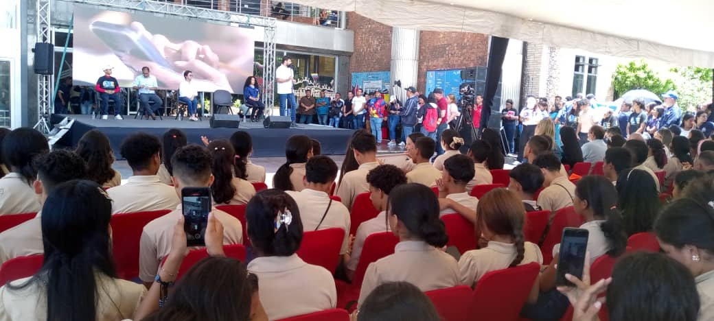 Maturín es un tierra de oportunidades, donde los jóvenes pueden formarse en carreras universitarias y técnicas de vanguardia, contribuyendo a la reactivación económica del estado, así lo resaltó Sandra Oblitas, ministra de Educación Universitaria 
#AvanzandoConAmor <a href="/NicolasMaduro/">Nicolás Maduro</a>