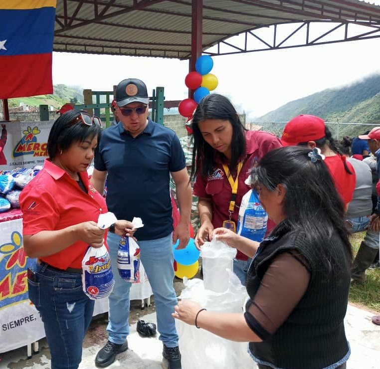#Mérida|| La Misión Alimentación a través de @Mercaloficial llevó a cabo Feria del Campo Soberano, para brindar atención a las familias que hacen vida en la Base de Misiones Socialistas "El Rincón de Chávez" parroquia santo Domingo del mpio Cardenal Quintero.
#PuebloEnLasRedes
