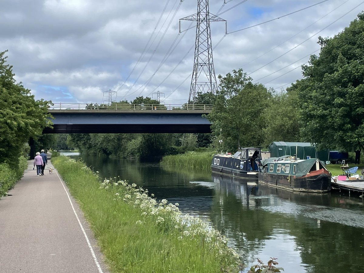 cicigarry's tweet photo. 5 - Duck family getting in the way
6 - Crossing the M25
7 - Decommissioned water pipe marking the adoption of a canal section and towpath
8 - Enfield Lock https://t.co/W79ENwqAgA