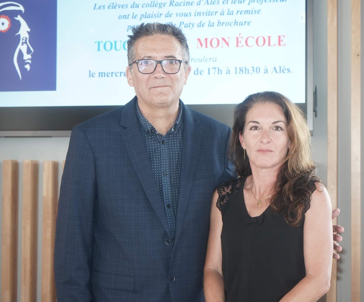 G_Roumieux's tweet photo. #TouchePasAMonEcole Un projet initié par Gilles Roumieux avec les élèves de 3e du collège Racine d'Alès. Mickaëlle Paty en est la marraine. Elle a rédigé la préface de la brochure "Touche pas à mon école".
Photo Ali Achouri. https://t.co/LWhmjfrJ1s