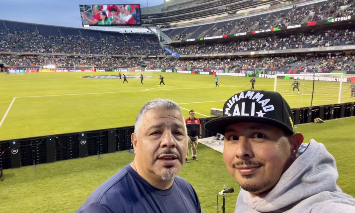 zavalapaul's tweet image. Great times at the Mexico vs Bolivia game last night 🇲🇽 ⚽️👏🏽 #FirstRow