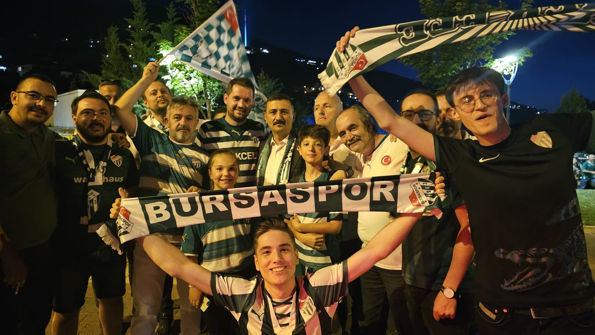 YS_Turkoglu's tweet photo. BURSASPOR’DA “ŞAMPİYONLUK RUHU” YENİDEN CANLANDI!!! 

Yeşil Beyazlı taraftarlar, bu akşam Bursa’ya adeta “dejavu” yaşattı ve yıkılan Atatürk Stadı zemininde, muhteşem bir şampiyonluk atmosferi canlandırdı.
#Bursaspor taraftar gruplarının ortaklaşa düzenledikleri “61. Yıl Kutlaması” müthiş bir coşkuyla yaşatılırken, yediden yetmişe gönlü @BursasporSk'dan yana çarpan Bursalılar; meşaleler, maytaplar, havai fişekler eşliğinde “Bursaspor Sen Çok Yaşa!” şarkıları söylediler. 
Bizler de bu coşkuya Bursaspor eski yöneticilerinden dava arkadaşımız @ErkanZorbaTR , AGSYD Genel Başkanı ve Meclis’te birlikte mesai yaptığımız @iberdogan  Ağabey, sendikal mücadelede kader arkadaşım ağabeyim Eğitimci @_erol_usta  Asistanım @TurkAytacCihan  ve @Sametceker1963 Kardeşim ile birlikte eşlik ettik. 
Bu hava bütün Bursa’yı sardığı sürece, Bursaspor eski şaşaalı günlerine mutlaka dönecektir. 
Cefakar ve vefakar Bursaspor taraftarlarını, takımları hangi ligde olursa olsun gösterdikleri bu aidiyet duygusu ve sahiplenmelerinden ötürü yürekten kutluyorum.
#YANINDAYIM
