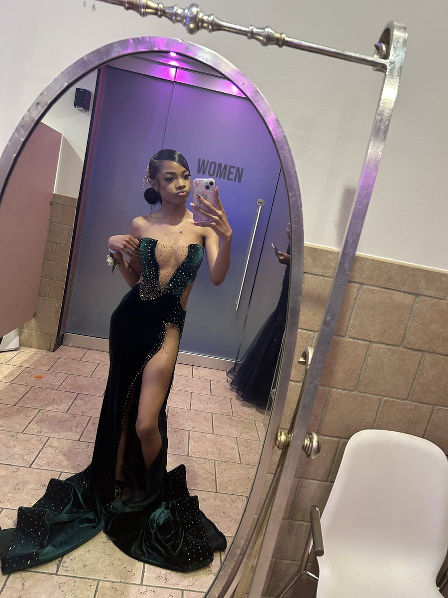 laiilovesdrizzy's tweet photo. can i hear a little commotion for the dress?π #classof2024 #prom2k24 https://t.co/XRya7BUyNR