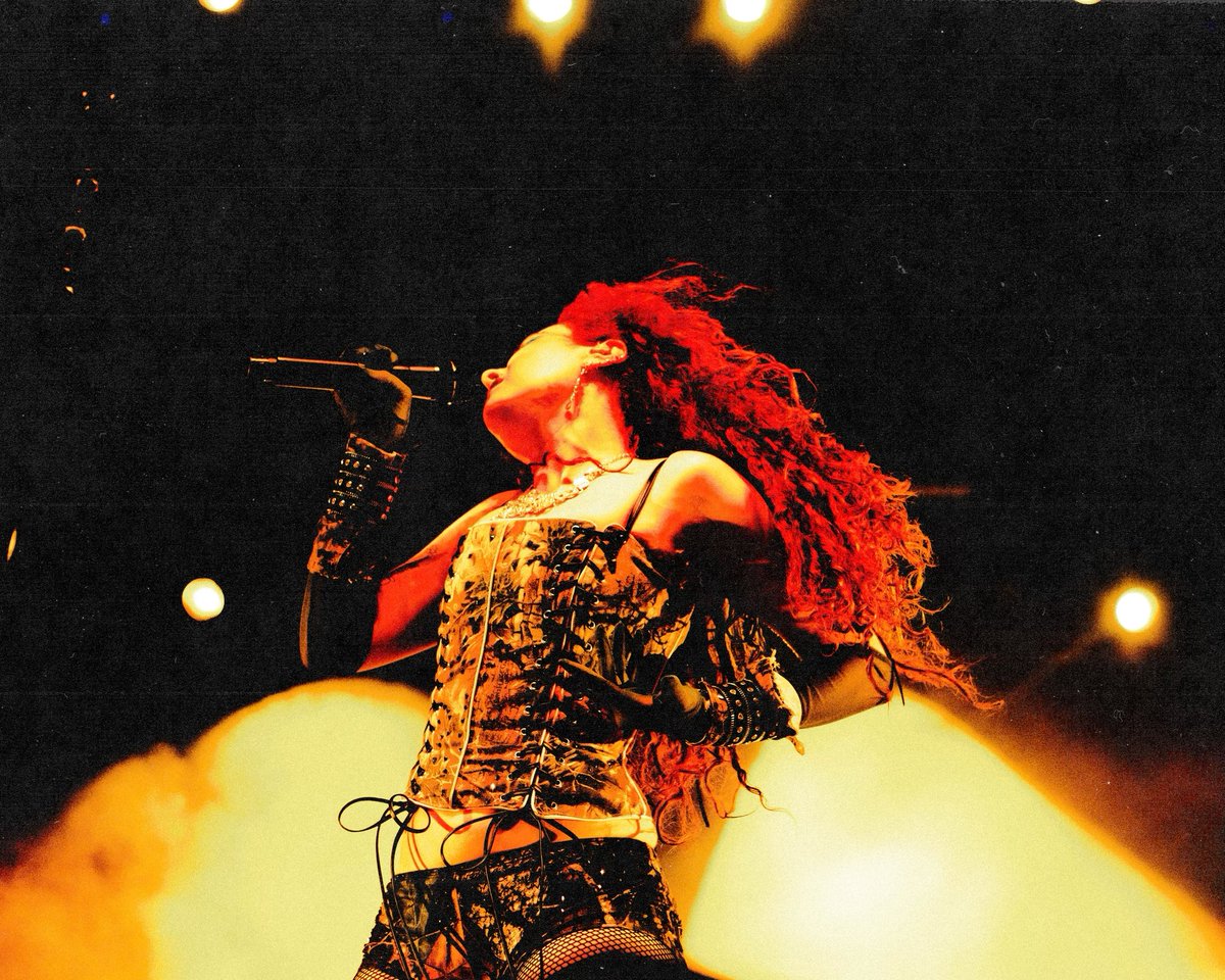 ChappellRoan's tweet image. happy pride midwest princesses!! playing my home state is always so special thank you for making me feel loved 💌💌