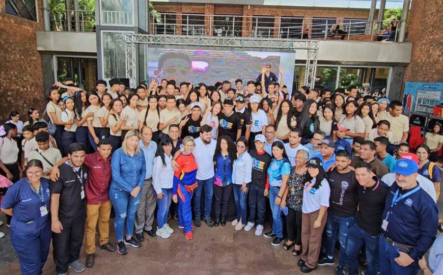 La Feria de Oportunidades de Estudios (FOE) estará abierta hasta el 4 de junio, con el propósito de que los futuros bachilleres visiten los stands de las universidades, tecnológicos y las exposiciones de las ofertas de estudios vinculadas a los motores productivos
<a href="/NicolasMaduro/">Nicolás Maduro</a>