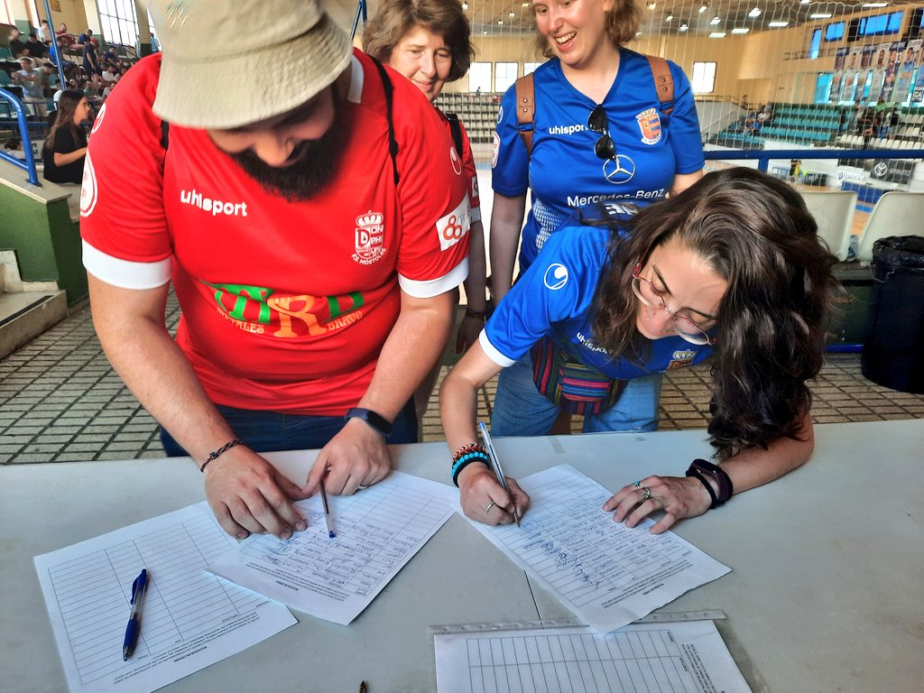 G R A C I A S a los aficionados del <a href="/1mostolesfs/">MRB-FS Móstoles</a> que nos han firmado para el cambio de nombre del poli! 
<a href="/XerezDFC_Futsal/">Xerez Toyota Nimauto</a>