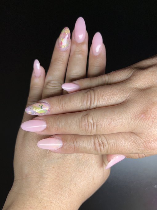 If you are looking for a nail tech for a manicure, pedicure, full sets hit me up via DM!   📣Sex Workers