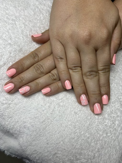 If you are looking for a nail tech for a manicure, pedicure, full sets hit me up via DM!   📣Sex Workers