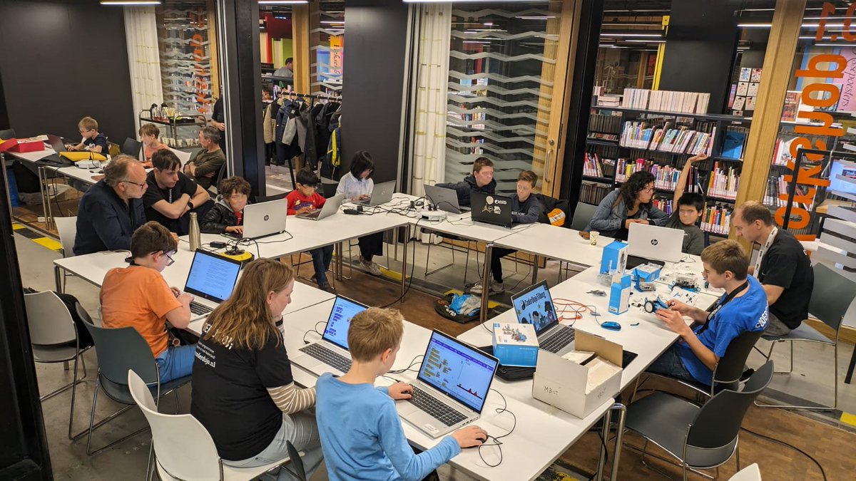 CoderDojo013's tweet image. Vandaag een gevarieerde CoderDojo met o.a. Scratch, MicroBlocks en Calliope mini (single-board microcontroller computer), Roblox studio, MineCraft Education en Klokhuis Game Studio. Mentoren verdiepten zich in de mBot voor een volgende dojo.