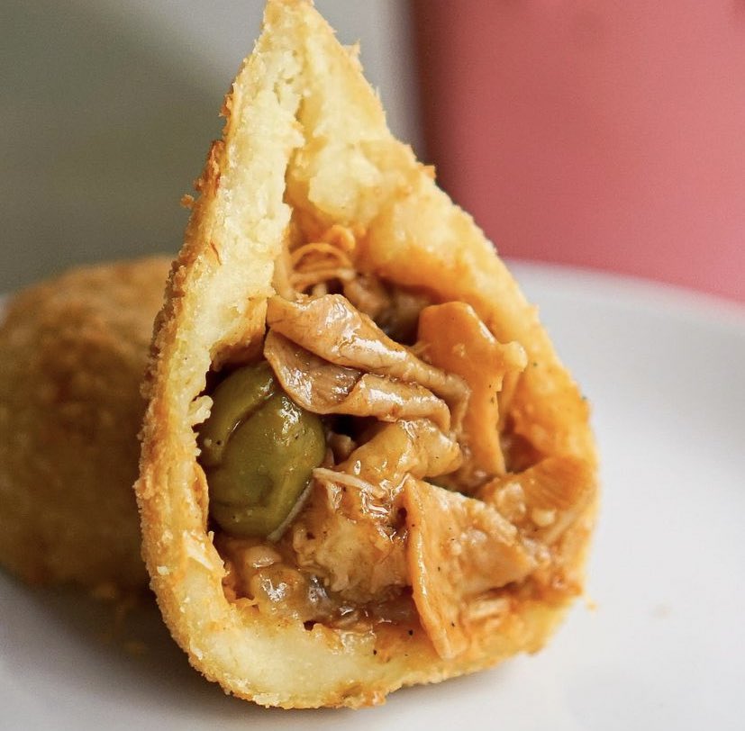 RafaelCamposw's tweet photo. Tá, mas vocês comeriam a coxinha de mocotó da karolicias???? https://t.co/qUuPh8wdsd