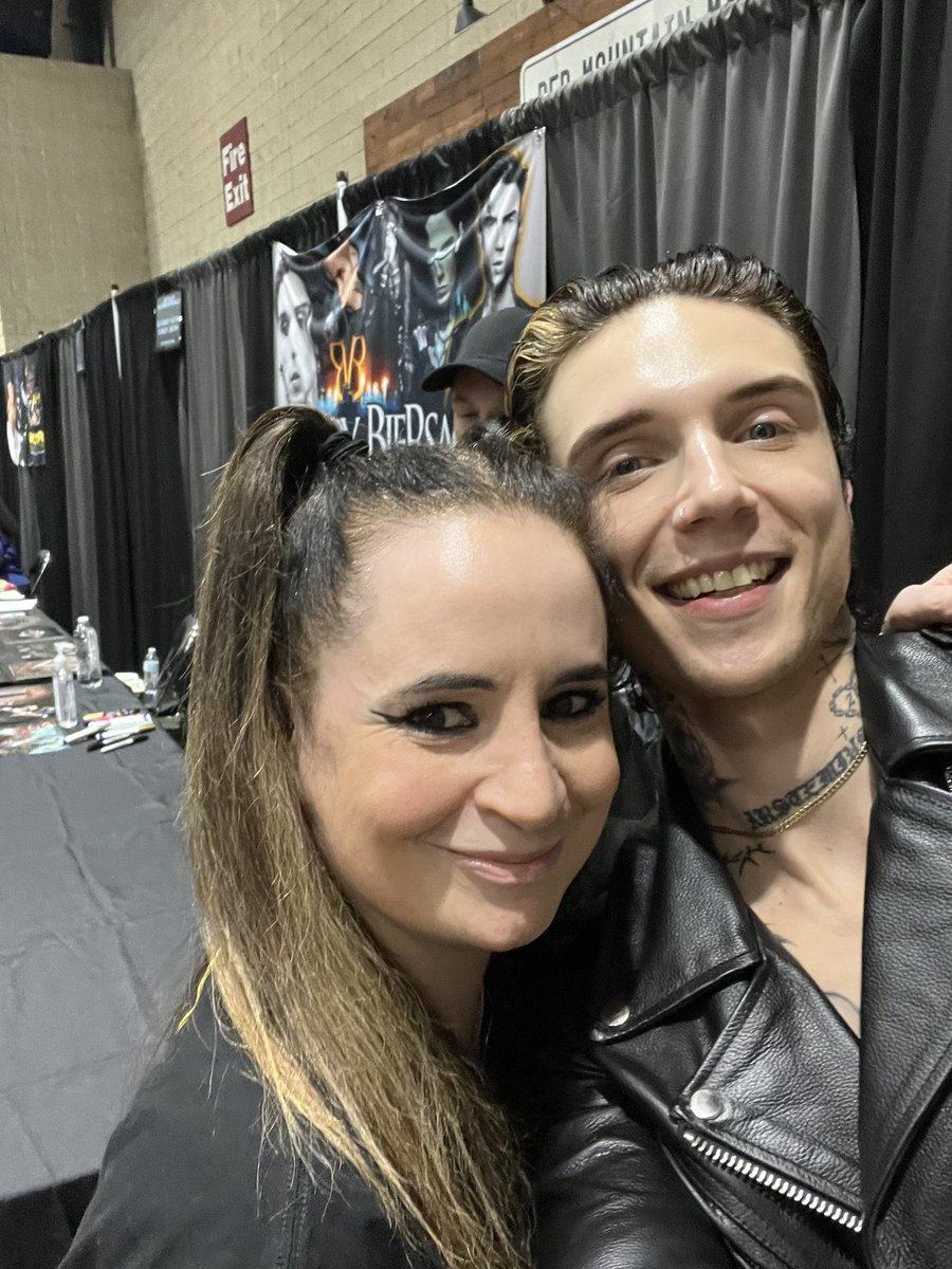 IssaKosova's tweet photo. Last pic for the night at Birmingham, Alabama comicon❤️ this man is truely a gift to this world!!  @andyblack https://t.co/2xXVu8GY7C