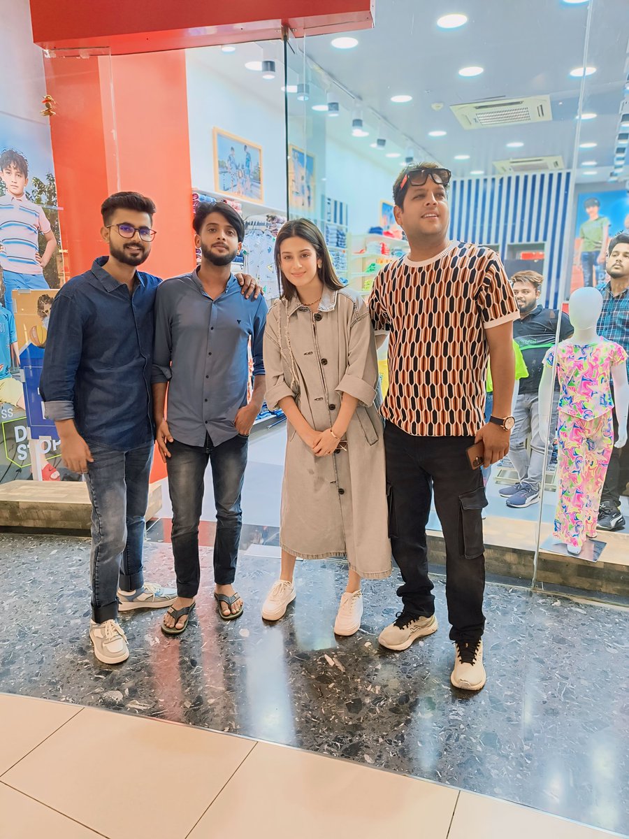 First Day First Show Of
Mr.& Mrs. Mahi With Actress
Isha_Malviya At Db Mall Bhopal, Mp
#MrandMrsMahi #IshaMalviya #bollywoodcelebrity